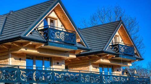 une cabane en rondins avec 2 balcons dans une maison dans l'établissement Domki na Skałach Centrum Zakopane, à Zakopane