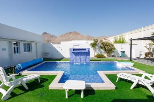 einen Pool mit einem Brunnen im Hof in der Unterkunft THE POOL VILLA - TANUF in Nizwa