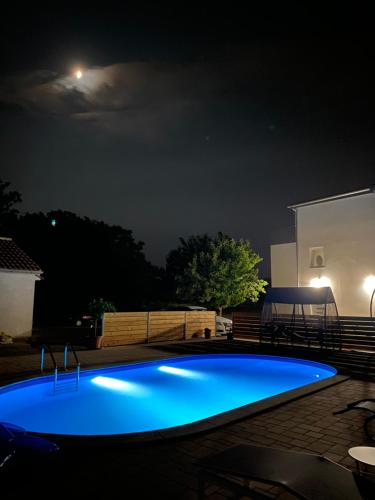 Bazén v ubytovaní Holiday home “MARKO” with heated pool! alebo v jeho blízkosti