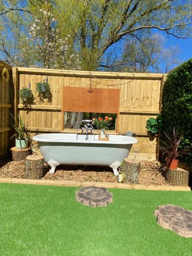 O grădină în afara Cosy dog friendly lodge with an outdoor bath on the Isle of Wight