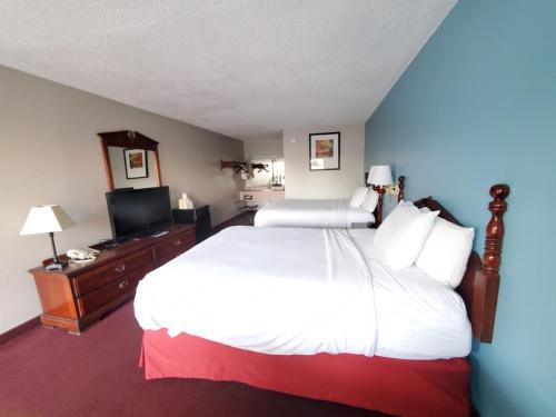 A bed or beds in a room at Twelve Oaks Inn