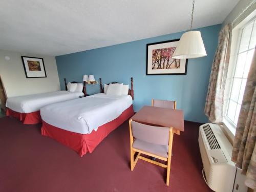 A bed or beds in a room at Twelve Oaks Inn