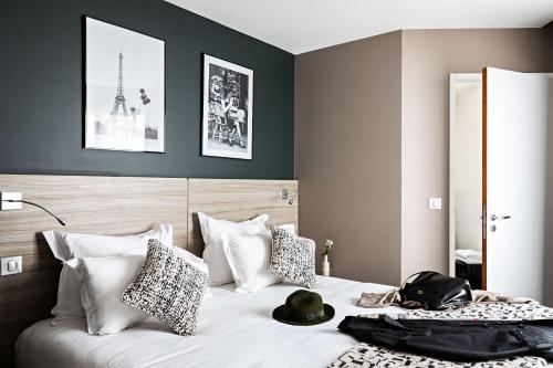 Tempat tidur dalam kamar di Best Western Paris Porte de Versailles