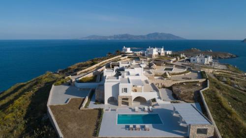 Villa Conza Mykonos في أغيوس يوانيس ميكونوس: اطلالة جوية على بيت ابيض في جزيرة