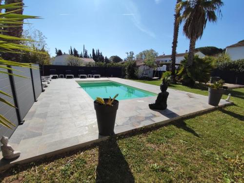 Piscina de la sau aproape de Chambres d'Hôtes Le Mas du Bijou Bleu