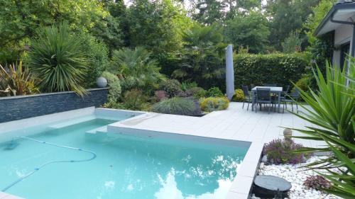 Villa standing piscine privée en écrin de verdure 내부 또는 인근 수영장