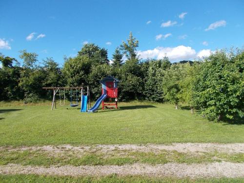 un parco con parco giochi con scivolo di Ferienwohnung Familie Bauer a Kelheim