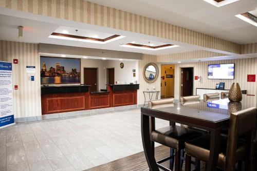 uma sala de espera com uma mesa e um bar em Best Western Providence-Seekonk Inn em Seekonk