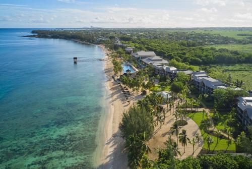 z powietrza widok na plażę i ocean w obiekcie Le Meridien Ile Maurice w mieście Pointe-aux-Piments