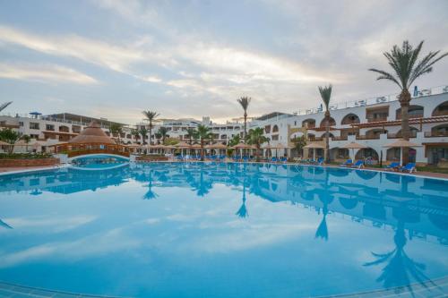 vista sulla piscina del resort di Pickalbatros Royal Grand Sharm - Adults Friendly 16 Years Plus a Sharm El Sheikh