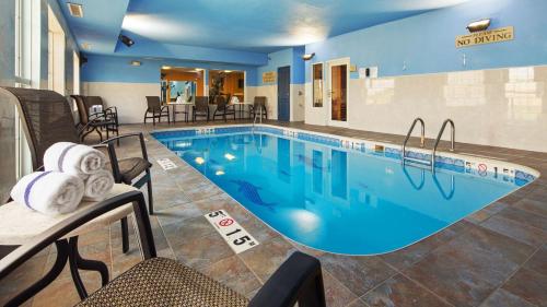 The swimming pool at or close to Best Western Fort Wayne Inn & Suites North