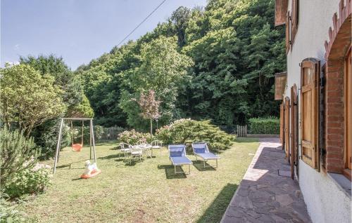 een patio met stoelen en een schommel in de tuin bij Casa Ciricea in Piteccio