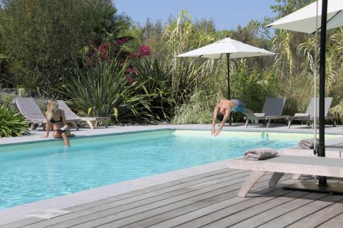 A piscina localizada em Château Grattequina Hôtel ou nos arredores