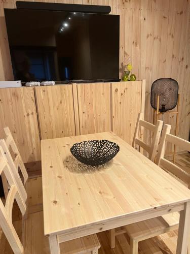 - une table en bois avec un bol en haut dans l'établissement Wiatkapl, à Leśna