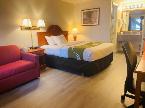 เตียงในห้องที่ America's Best Value Inn Sandpoint