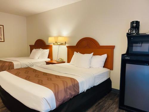 เตียงในห้องที่ America's Best Value Inn Sandpoint