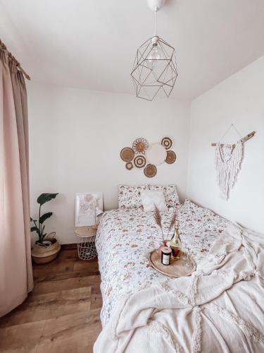 Una cama o camas en una habitación de Koralik - BOHO Apartamenty z BALIĄ w CENIE! Kluszkowce - 1 km od Velo Czorsztyn i CzorsztynSKI