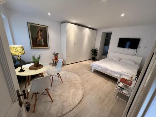 1 dormitorio con 1 cama, mesa y sillas en Noelle apartment, en Rovinj