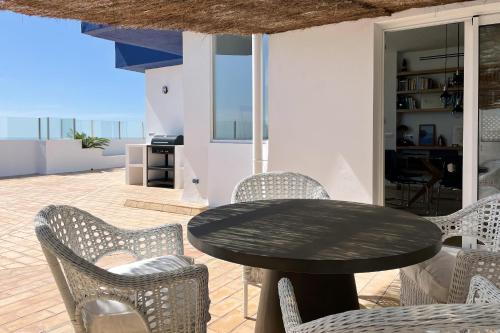 Uma varanda ou terraço em INFINITY Sunny Home by Cadiz4Rentals