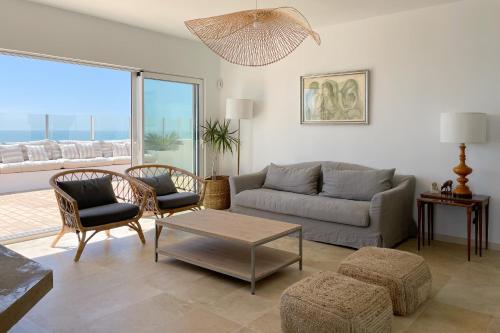 Uma área de estar em INFINITY Sunny Home by Cadiz4Rentals