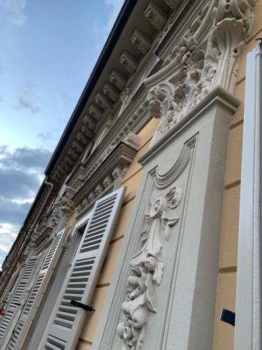 un edificio con una colonna con incisioni di Maria Vittoria House a Torino