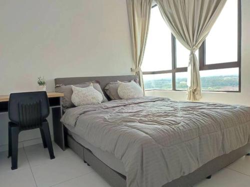 Cozy Condo at Melaka Top Hill, 7-9pax في آير كيروه: غرفة نوم بسرير ومكتب ونافذة