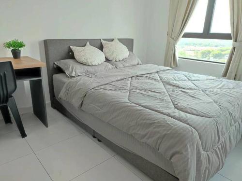 Cozy Condo at Melaka Top Hill, 7-9pax في آير كيروه: غرفة نوم مع سرير مع مكتب ونافذة