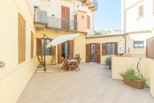 patio esterno con tavolo e ombrellone di Rifla Vacanze a La Maddalena