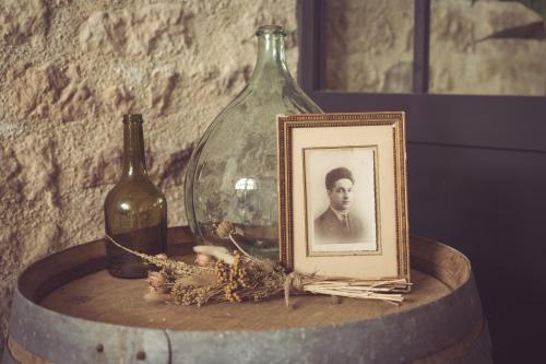 Una foto de un hombre en una mesa junto a una botella. en Maison Paul & Gabrielle, en Chablis