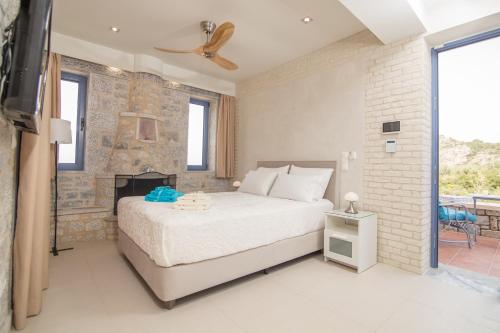 A bed or beds in a room at Evgeniko Villa