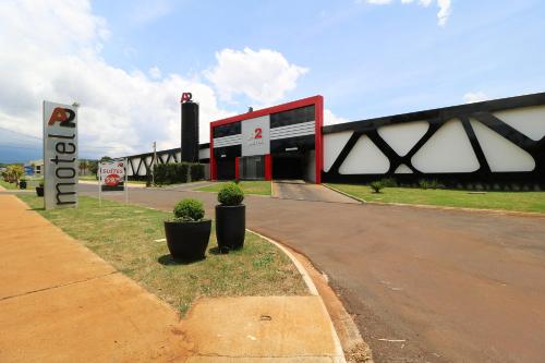 een tankstation met een bord naast een weg bij A2 Motel in Ribeirão Preto