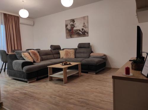 Uma área de estar em Armony Apartament Timisoara