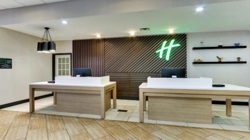 Holiday Inn Staunton Conference Center, an IHG Hotel的商務中心和／或會議室