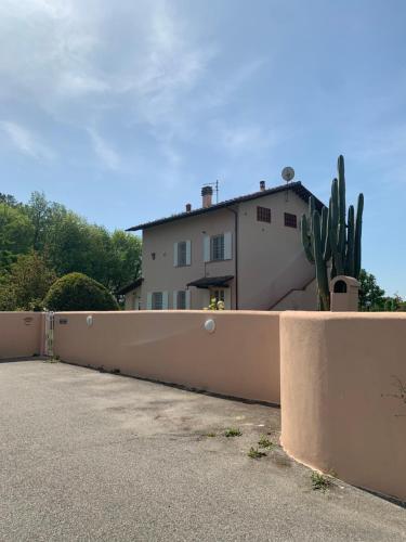 een hek voor een huis met een cactus bij Villa Favilli in Pisa