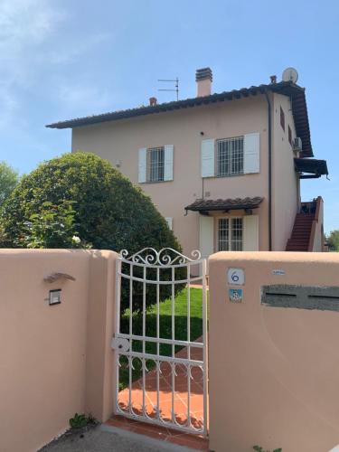 een poort voor een huis met een gebouw bij Villa Favilli in Pisa