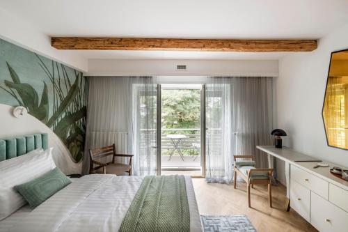 Cama ou camas em um quarto em Suite with private bathroom at three bedroom interwar Villa Grabyte with daily spaces to share by pine forest on the bank of the river- 8min by car from old town