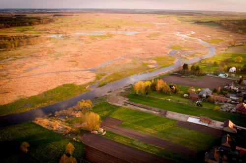 una vista aerea di un fiume e di un campo di Sosnowy domek w rezerwacie nad Narwią a Bokiny