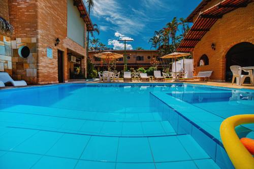 una gran piscina de agua azul en Giprita Wellness Hotel Ubatuba, en Ubatuba