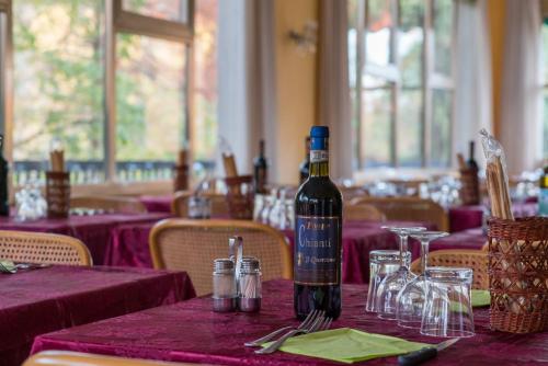 una bottiglia di vino seduta su un tavolo in un ristorante di HOTEL CONCORDIA a Montecatini Terme