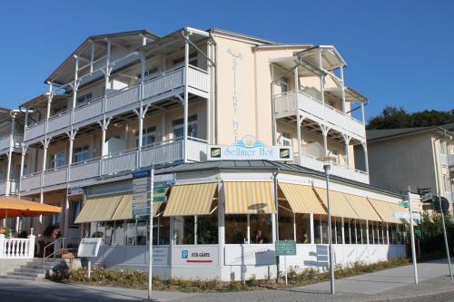 un grande edificio bianco con un ristorante di fronte di Hotel Selliner Hof a Ostseebad Sellin