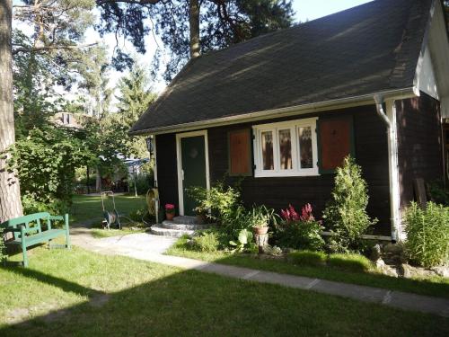 a small house with a bench in a yard at Ferienhaus Püttbergeweg, Berlin in Berlin