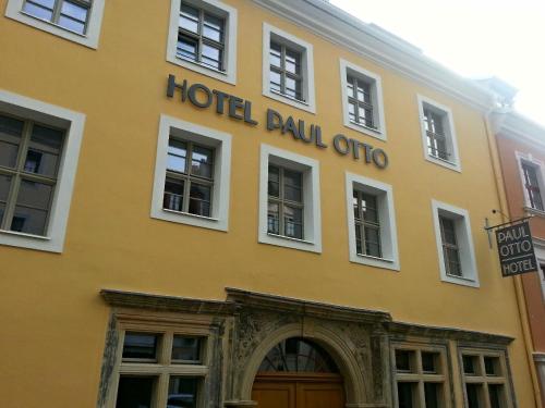 un edificio giallo con sopra la sferuto dell'hotel di Hotel Paul Otto a Görlitz