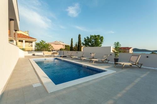 Swimmingpoolen hos eller tæt på Luxury sea view villa Biograd