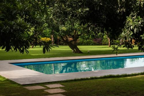 SaffronStays Casa Manga, Karjat - pet-friendly pool villa near ND's Film World and Saltt में या उसके करीब स्विमिंग पूल