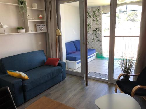 Zona d'estar a Très bel appartement vue mer avec piscine