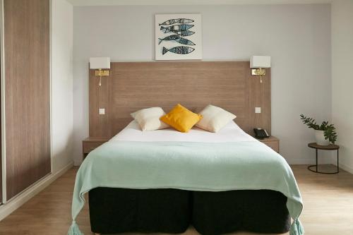 Cama ou camas em um quarto em Tulip Inn Massy Palaiseau - Residence