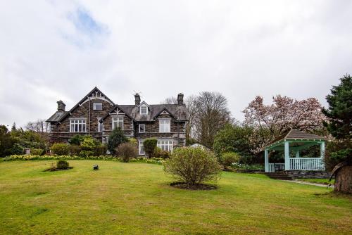 Градина пред Lakehouse at The Waterhead Inn