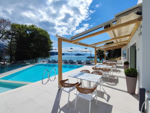 Piscina a Alboro seaside suites o a prop