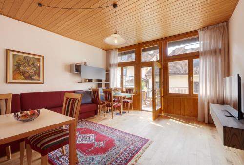 a living room with a couch and a table at Goldengel Ferienwohnung im Herzen Kalterns mit einer Terasse zum verlieben in Caldaro