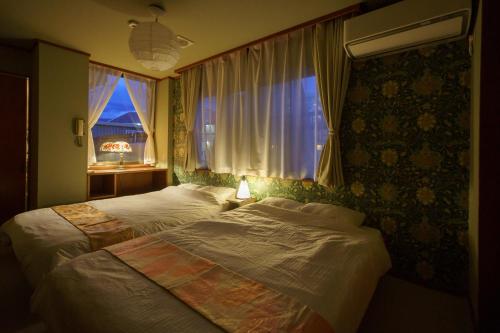 Postelja oz. postelje v sobi nastanitve 一棟貸切 Cozy inn Saki -Family & Cyclists Welcome -